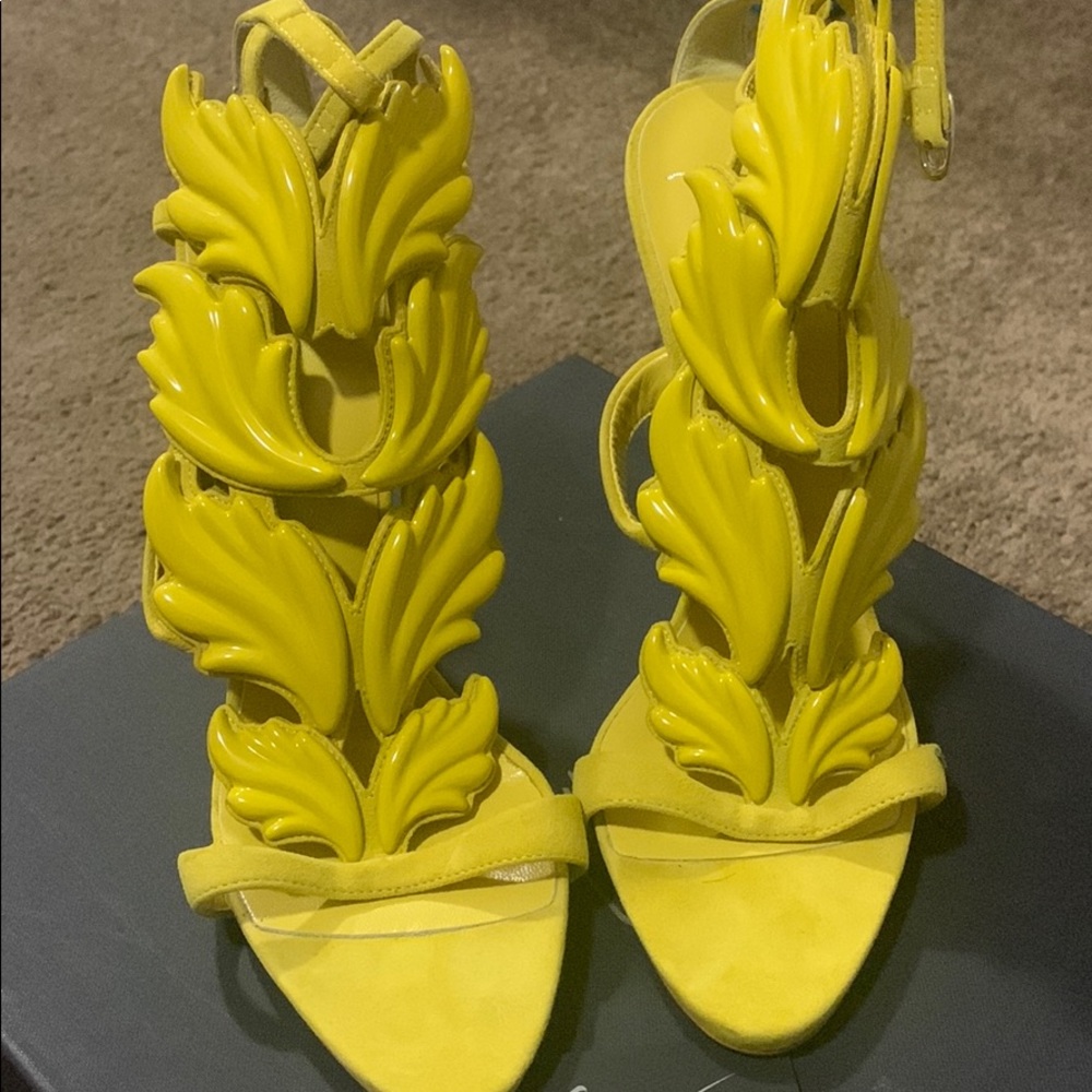 Canary yellow Giuseppe Cruels
